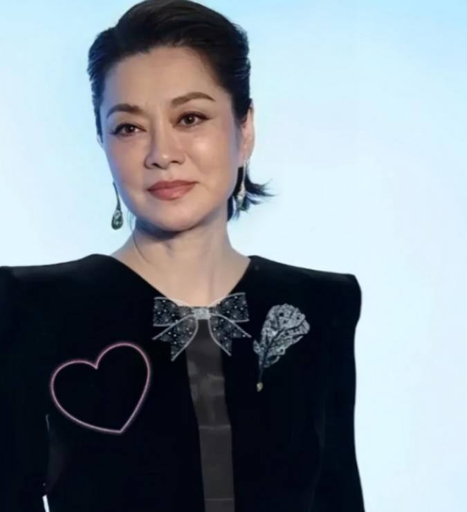 放弃上百亿的遗产，带儿女远赴美国，如今才知道毛阿敏有多聪明。260亿的遗产，说不