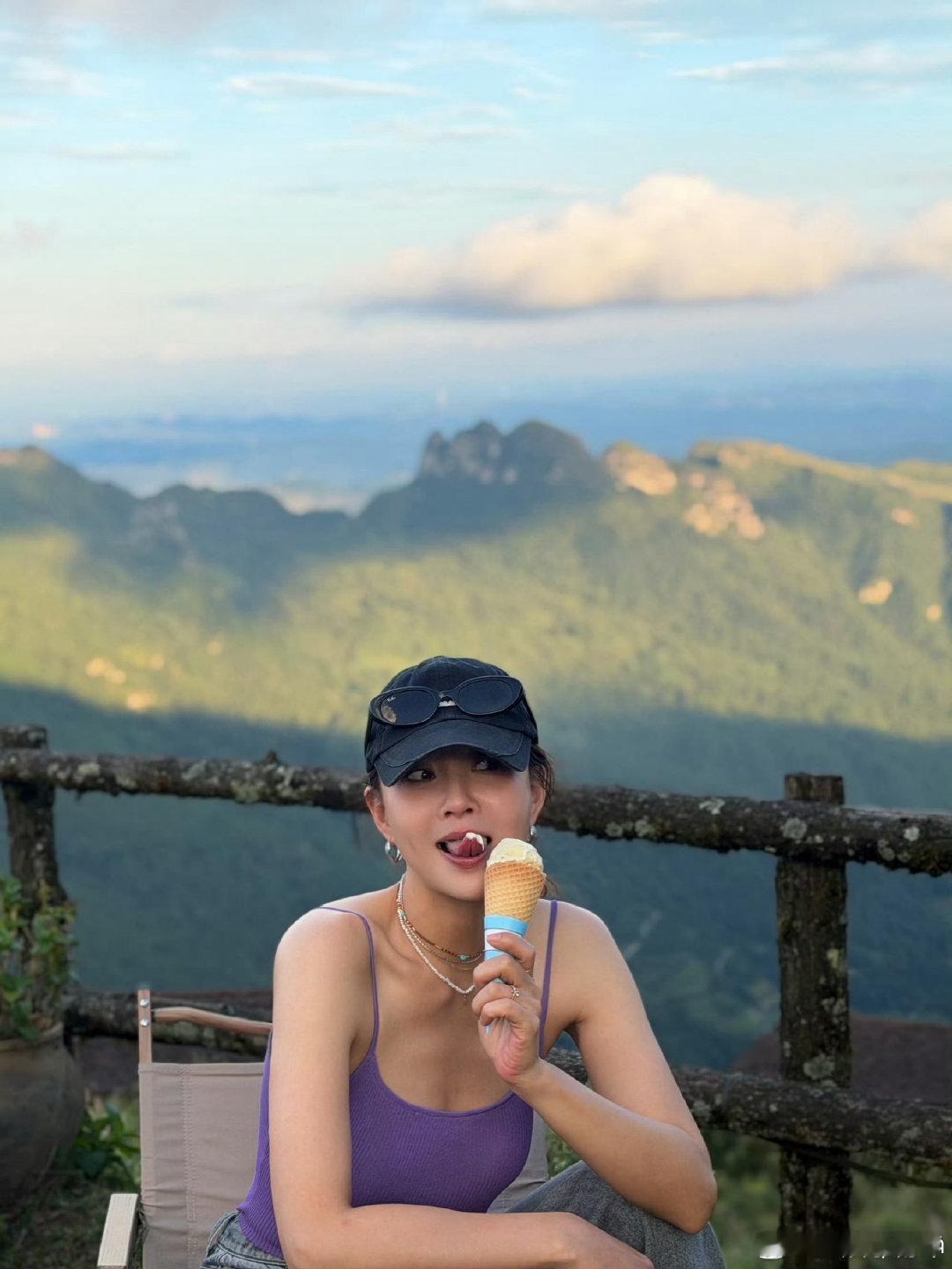 看得出来王可真的很喜欢殷桃花儿与少年 王可对殷桃的崇拜写在眼神里，被桃子姐帅到挪