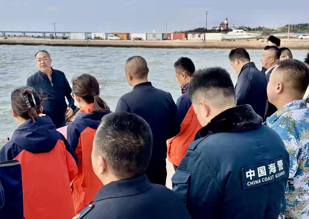 青岛城阳破天荒创新举！渔港千尾鱼苗腾跃代替鞭炮轰鸣，百年习俗转身谱写人海共生绿色