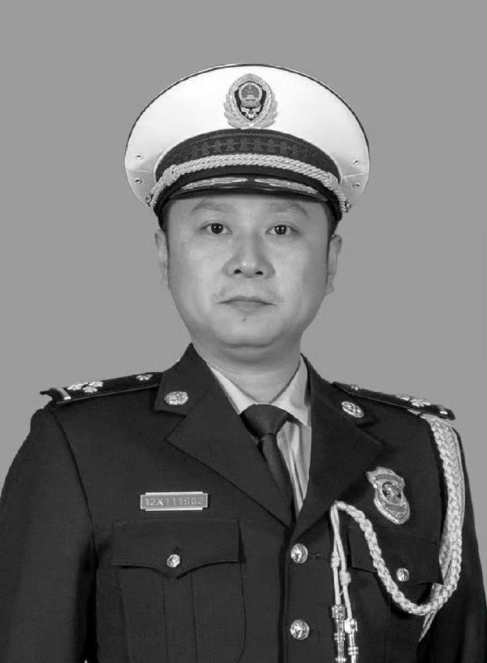 消防英雄陈陆，在搜救被困群众时，突遇破圩决口后的激流漩涡，不幸被洪水冲走，英勇牺