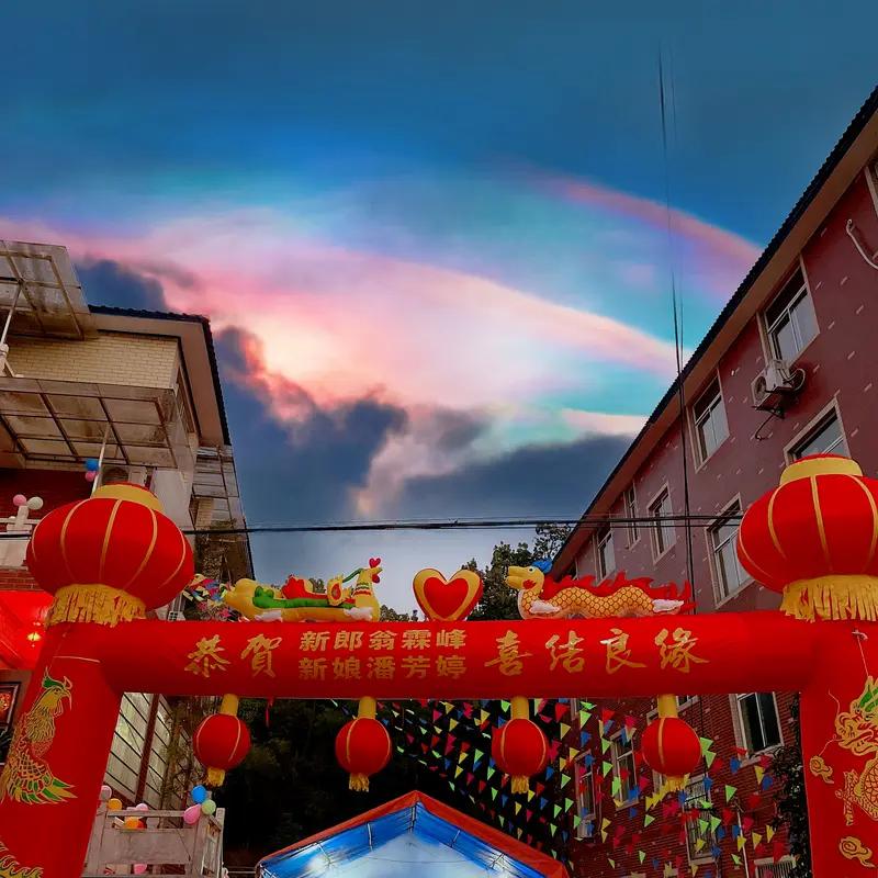 看到“欢声笑语歌盛世”这一上联，我的脑海中瞬间涌现出诸多下联的灵感。此上联勾勒出