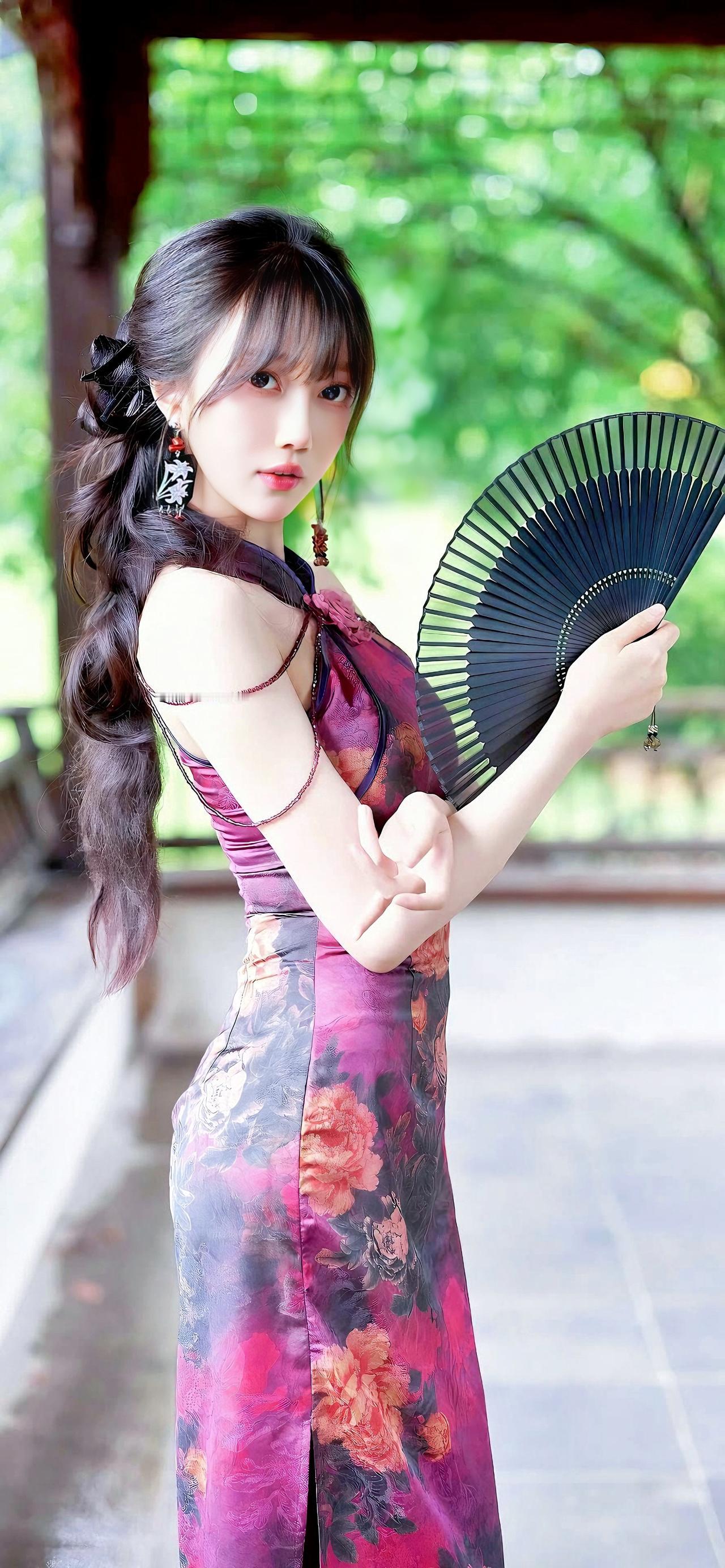 古典旗袍风韵，浓妆淡抹佳人，手持羽扇轻掩，国风韵味十足。
古典旗袍裙 旗袍秀东方