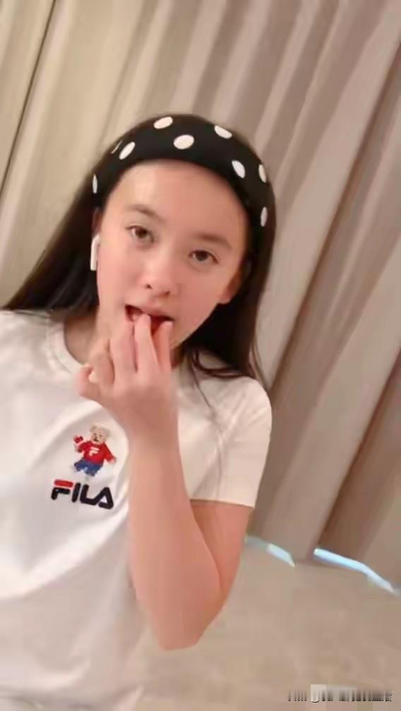 刘涛的女儿都该上大学了。
小姑娘国际学校上学多才多艺，曾经在妈妈的作品当中客串过