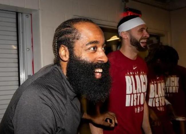 NBA常规赛，76人对阵骑士的比赛中，出现了非常奇葩的一幕。比赛进行到第四节还剩
