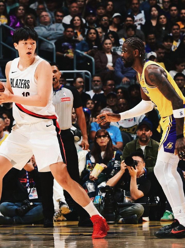 8分钟仅得1分1板！杨瀚森要走的路还很长！
在今天开拓者背靠背对阵湖人的比赛中，