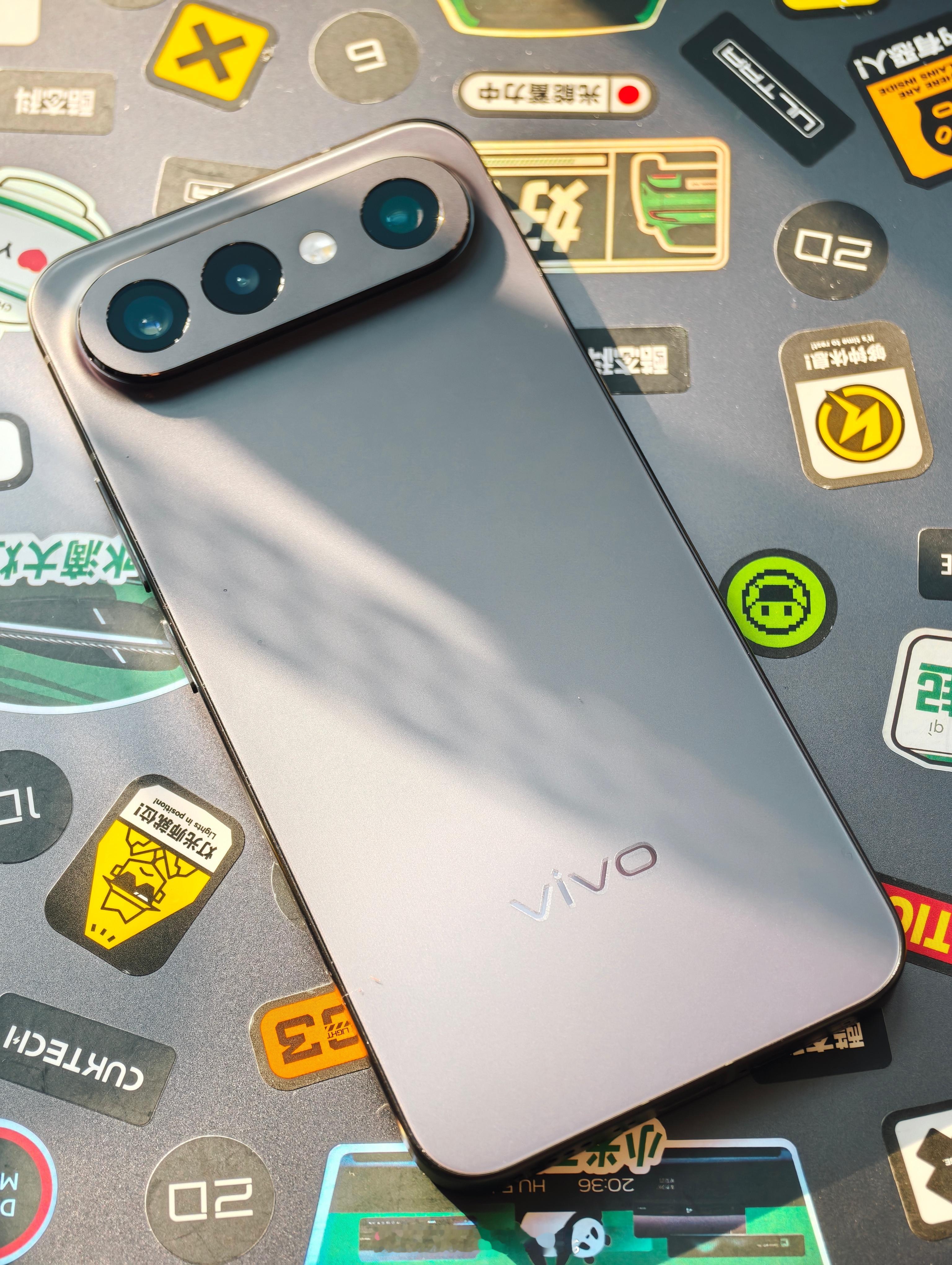 最近在玩的两台机器。一个是纯线上小绿书狂喜型产品定义，电池容量堆满，加个风扇，其