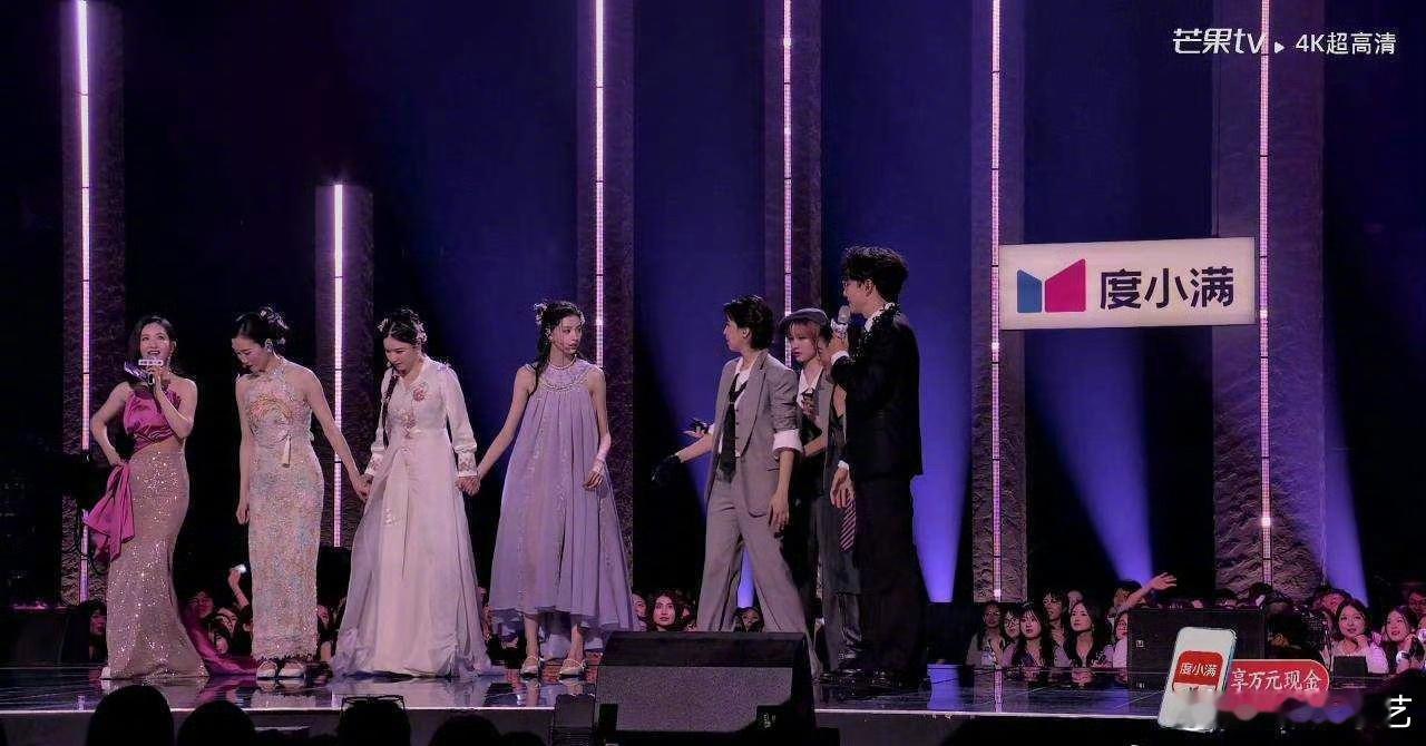 谢娜裙摆被踩掉了 的裙摆又双叒被踩掉了，连续两年上演同款名场面，不过每次都被她超