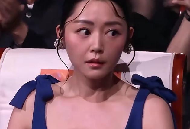 拿到了百花奖最佳女主角，卫诗雅的反应很有意思。跟别的女演员不一样，她第一反应不是