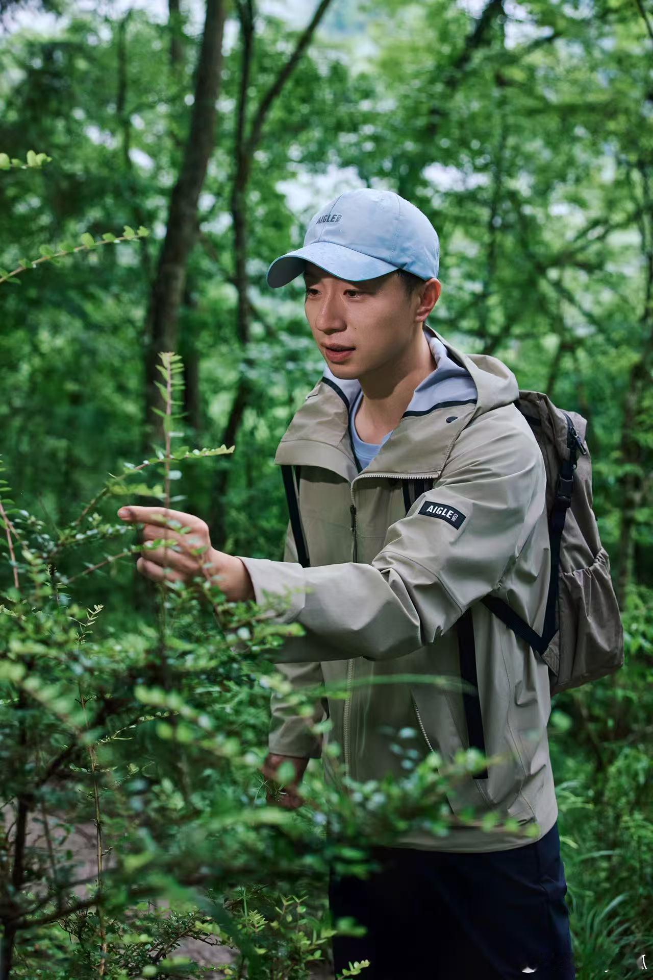 马龙线下原生状态马龙线下松弛感都说镜头最考验人，零滤镜直出依旧能打，身形神态舒展