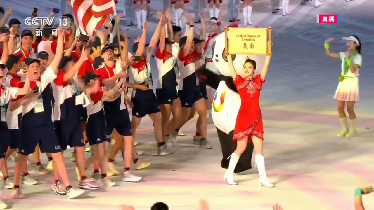大运会美国队出场时出现有意思的一幕。不单是主持人介绍时声音很平淡、内容简单，就连