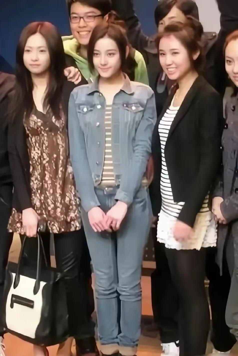 站在中间身穿一身牛仔服的这个女孩子，明显比其他几个女孩长得要漂亮，真是没有比较就