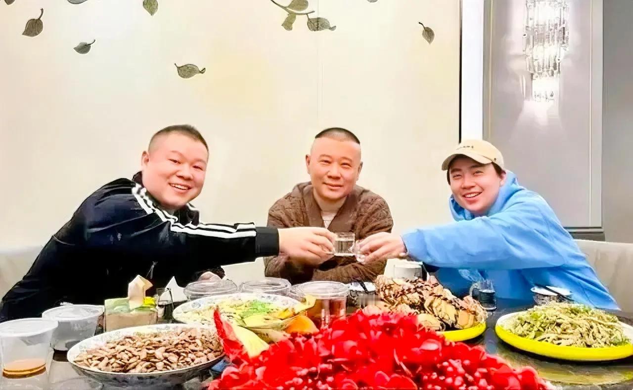 岳云鹏欢度佳节，与师父郭德纲、师兄郭麒麟合影，网友：这才是真正的幸福


最近，