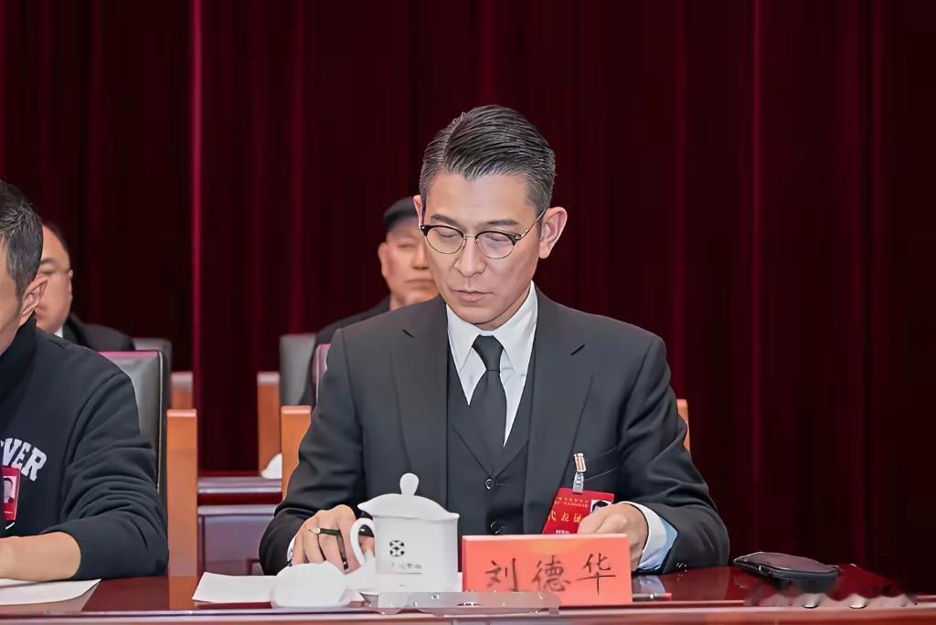 论气质这一块还是刘德华叔叔！
“一天一新星，百年刘德华”！