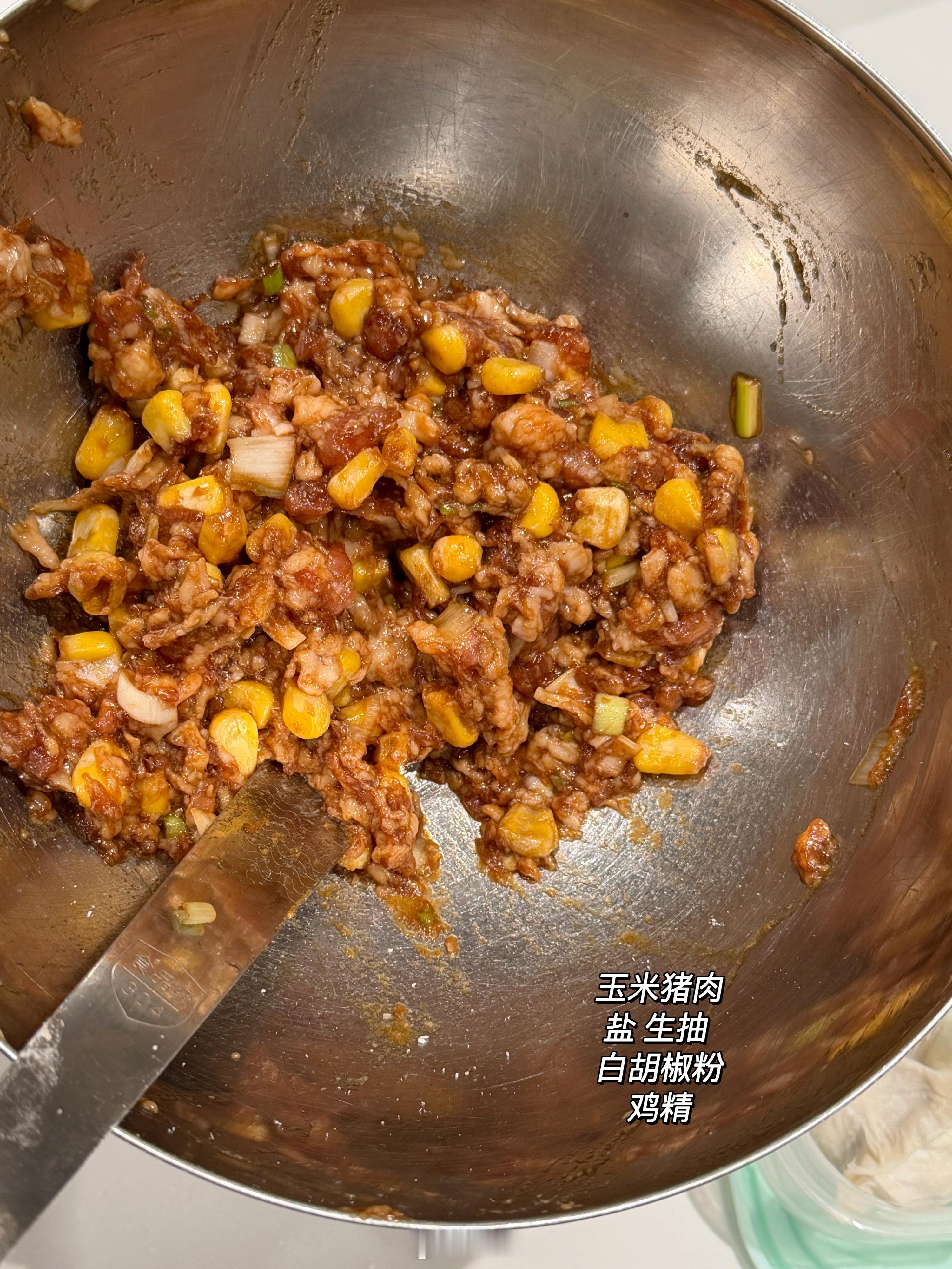 做蚂蚁上树剩了点肉馅，加了冷冻玉米粒，包成玉米猪肉馅水饺，手一滑，老抽倒多了
