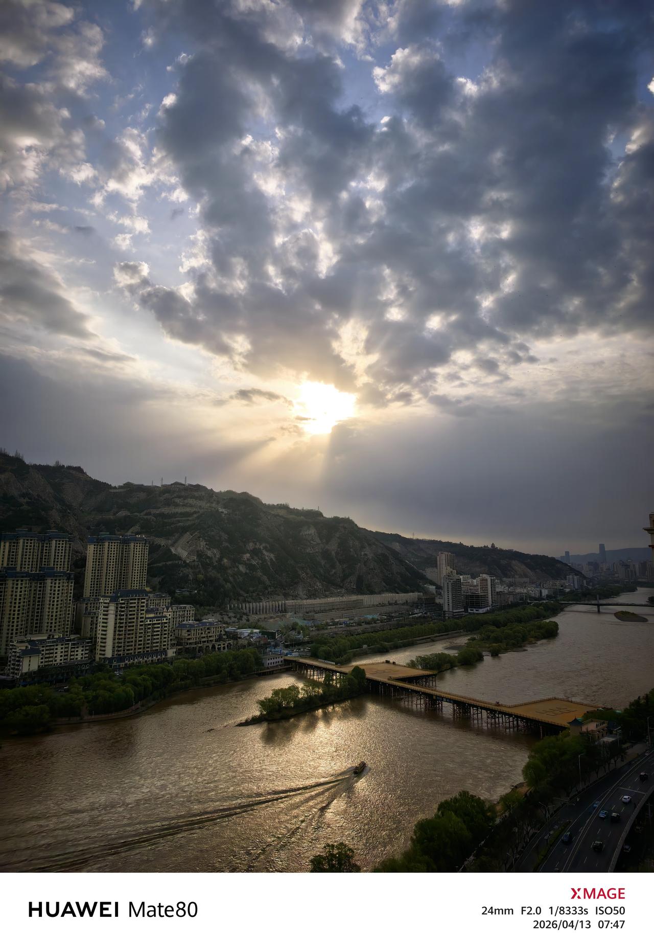 朝晖破雾染河金，岸柳含烟映浅深。一叶轻舟裁水色，清风送爽启新辰。晨光穿云而来，把