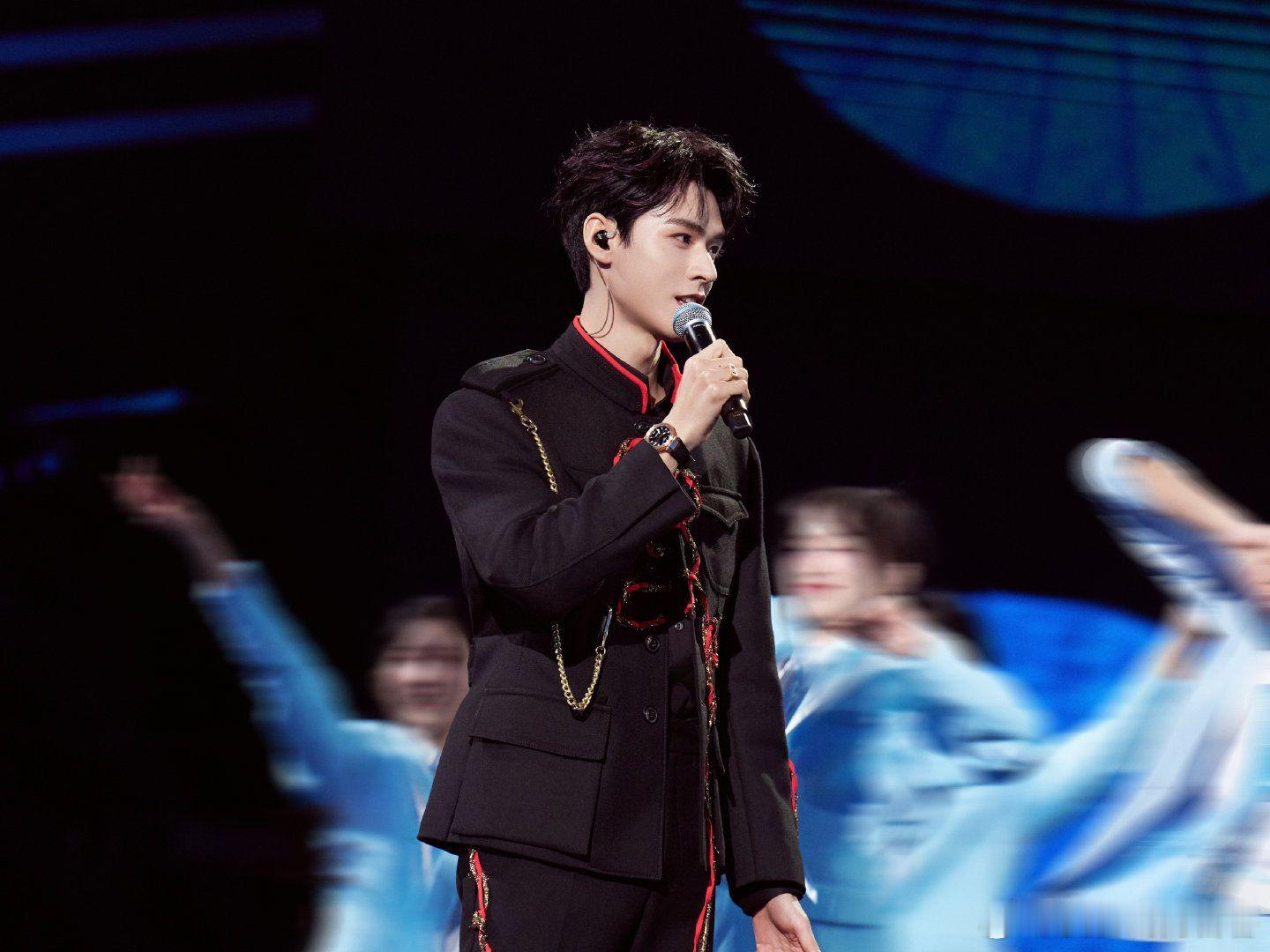 龚俊嘴忙着唱歌脚忙着找拍子龚俊嘴上超稳，脚下偷偷找拍子，又认真又好笑！气场与萌感