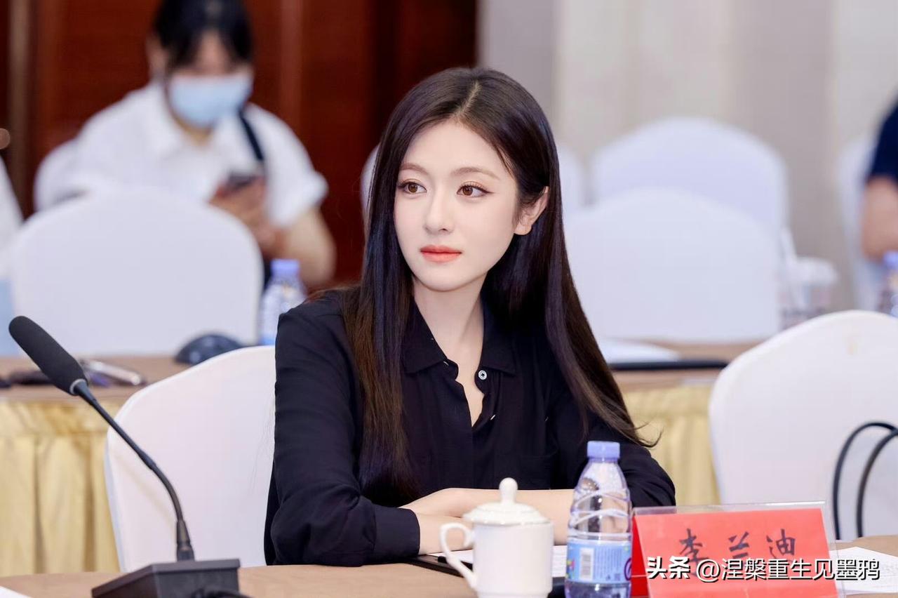 李兰迪现身广电总局《喀什恋歌》研讨会，黑衬衫黑长直造型太圈粉，坦言还想再回喀什！