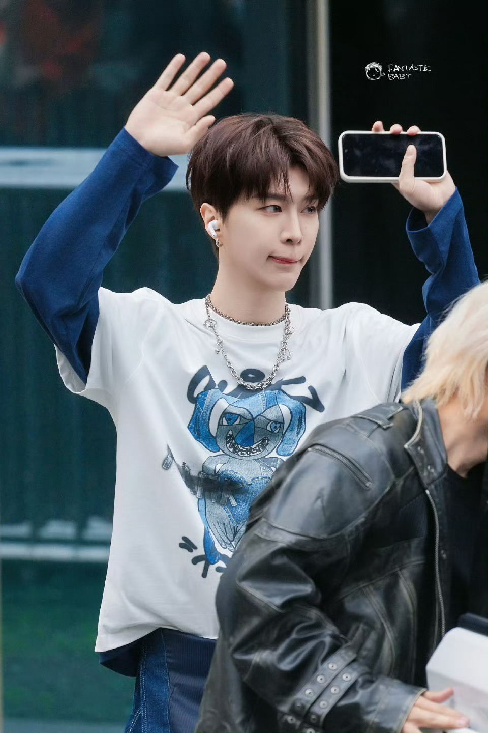 范丞丞hi6跳舞上班范丞丞hi6男大上班跳舞上班的范丞丞也太阳光男大了吧活力满满