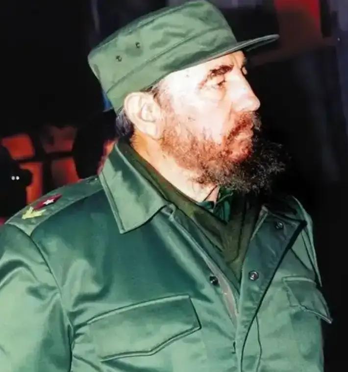1994年，卡斯特罗在中国大使馆菜园里，抄起一根黄瓜就咬了一口。
古巴的黄瓜又短