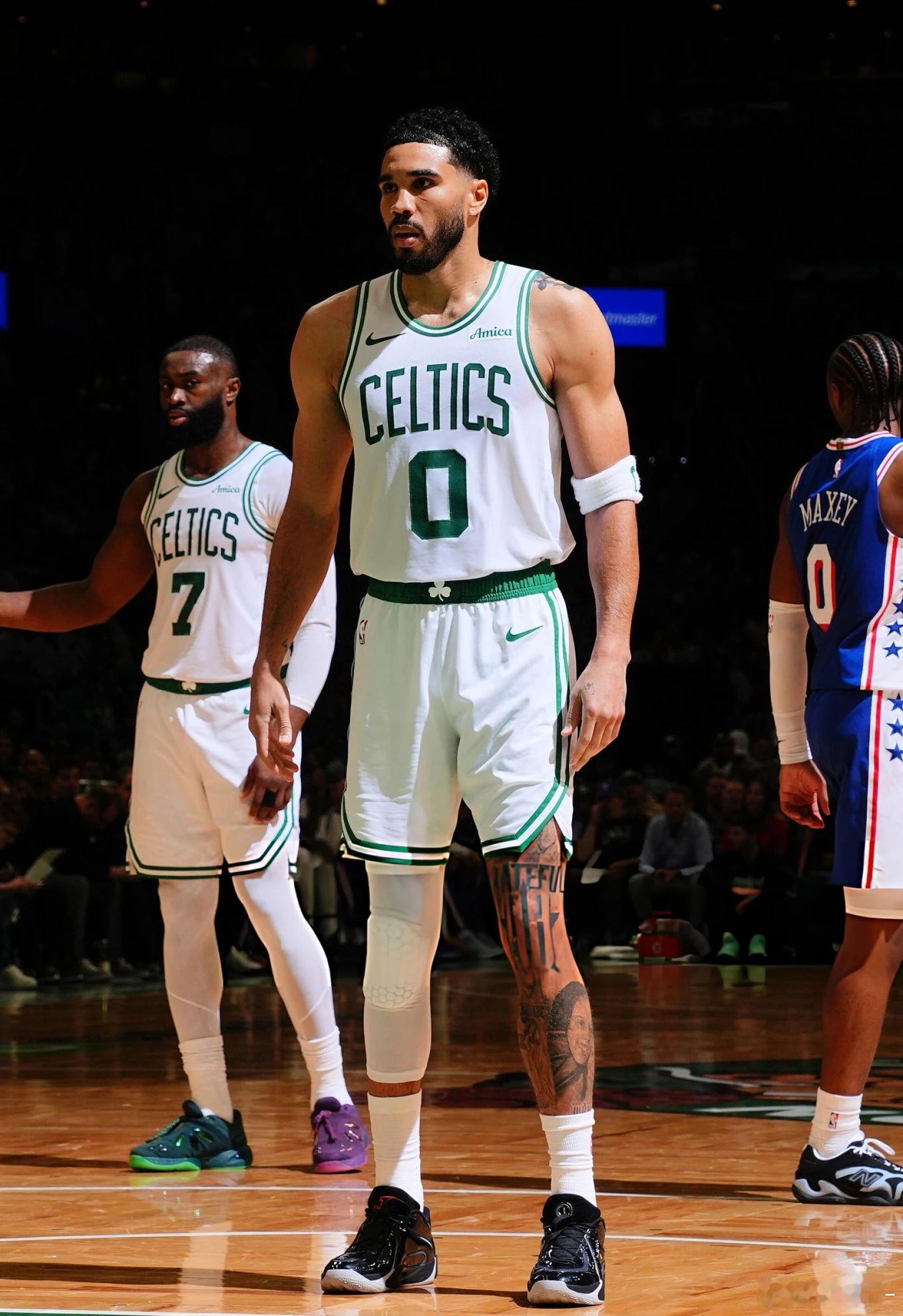 开门红！凯尔特人32分大胜76人 塔图姆布朗双星闪耀北京时间4月20日，NBA季