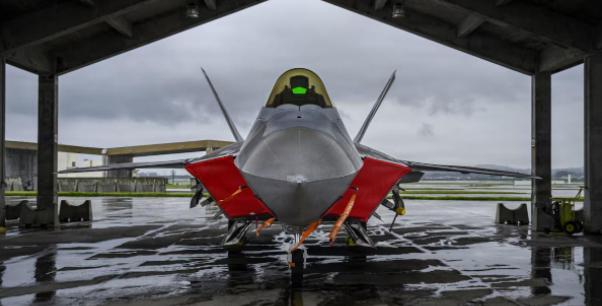 千万别被“F-22调转枪口部署亚太”给骗了！

此前中东局势可是绷得比弓弦还紧，