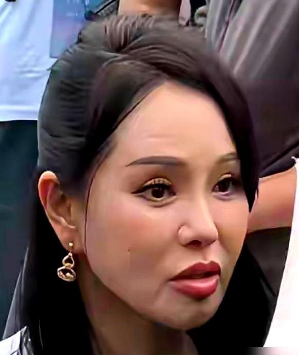 女明星的美，原来是场「军备竞赛」。

57岁的伊能静剪掉十年刘海，迪拜泳池大秀比