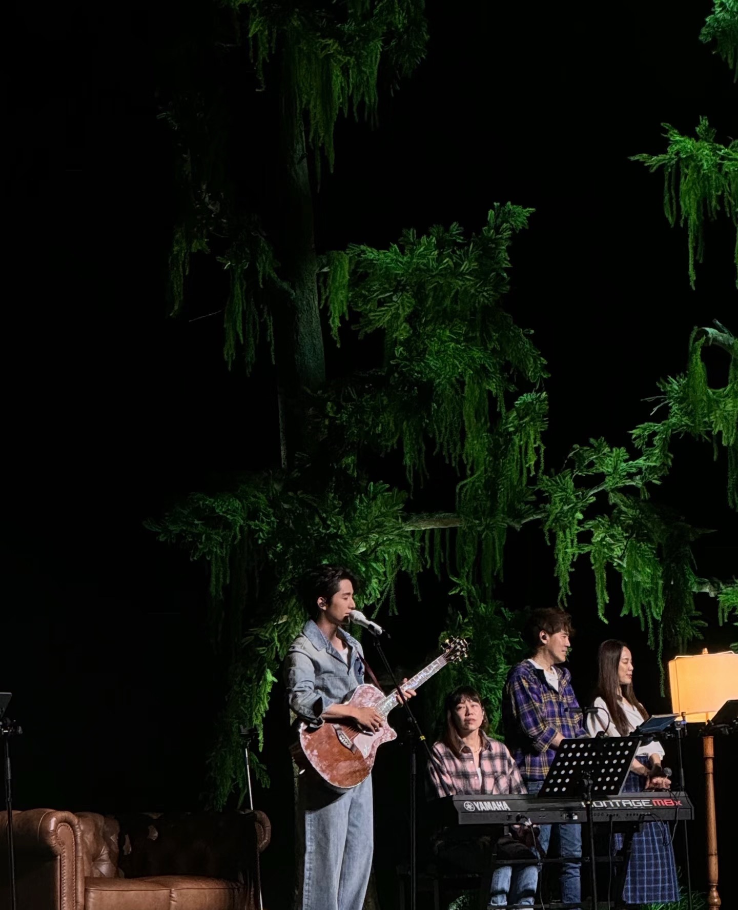 张新成怎么把英文歌唱成这样张新成把树搬进演唱会会场了大开眼界！别人开演唱会搭灯光