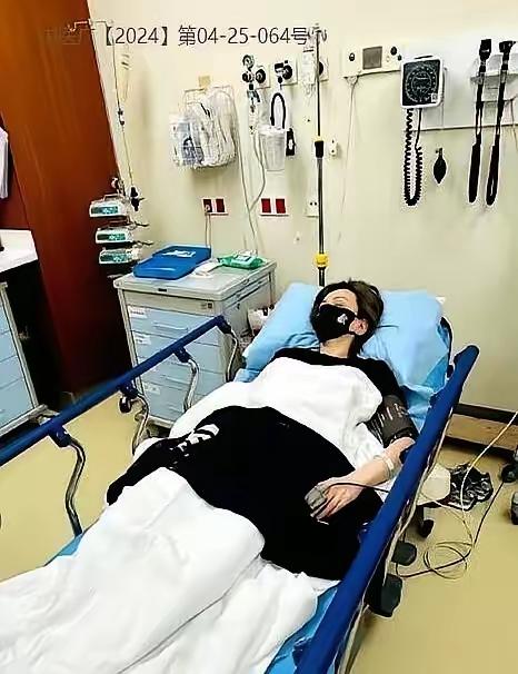 “独居的痛，真的藏不住！”
天津48岁独生女子未婚无子女，父母早已离世，突发脑出