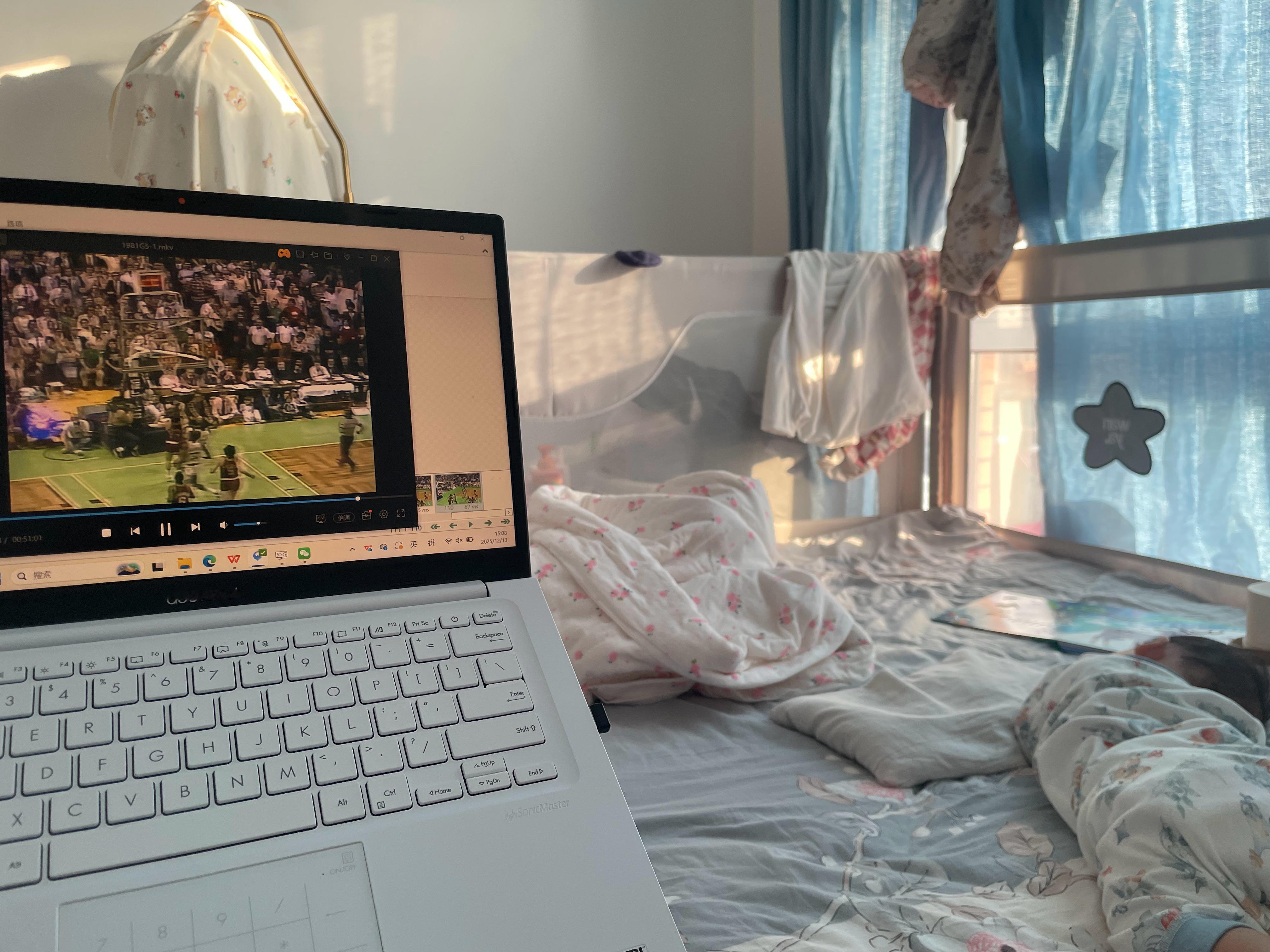 哄好了娃开始看球看困了就睡会儿 