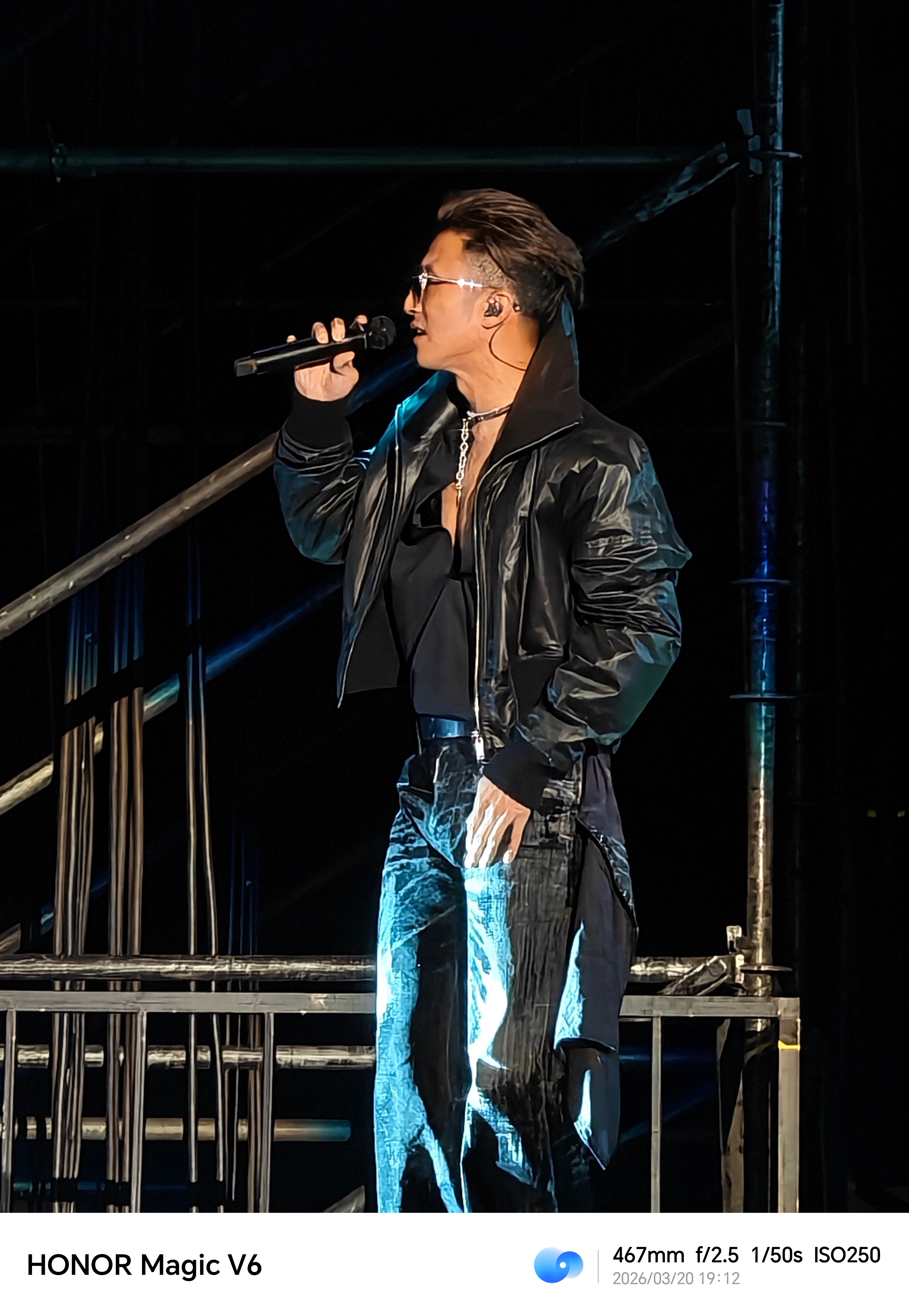 刷到个有意思的场景：谢霆锋深圳演唱会，有人一边挥舞荧光棒，一边让手机“代班”开会