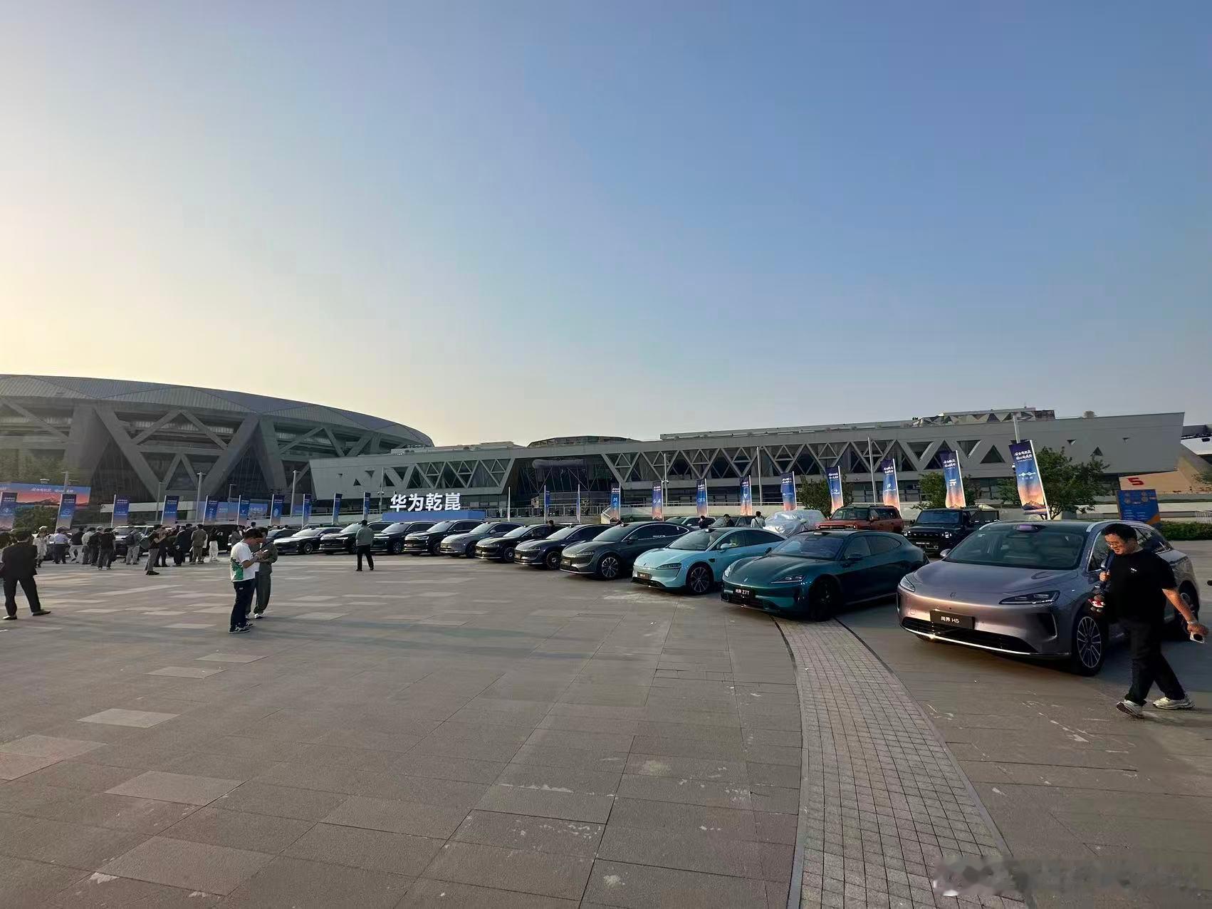 2026华为乾崑技术大会现场，不仅看到了37款合作实车的最强车阵，还抓拍到了奥迪