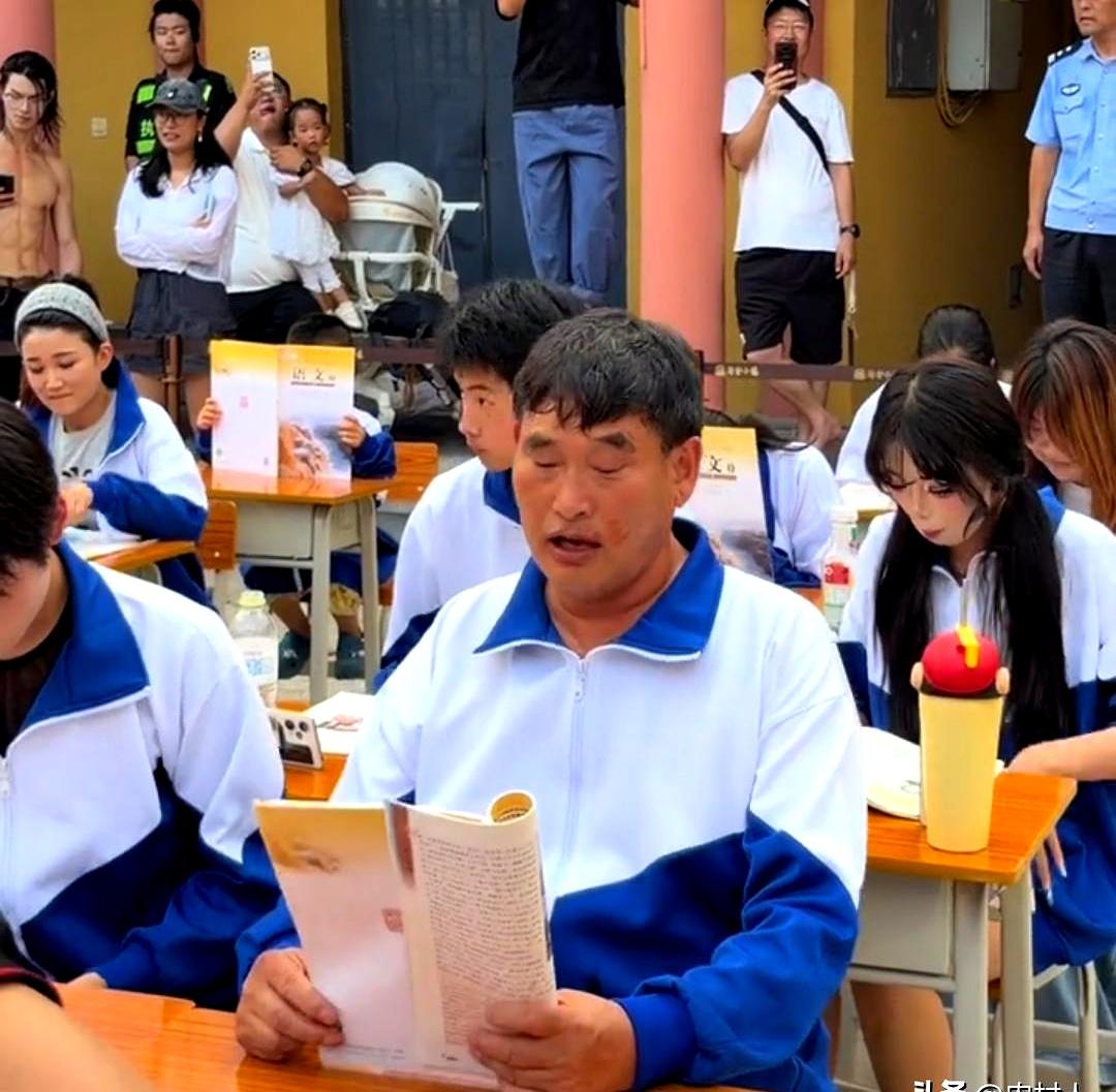 大衣哥这是背着咱们偷偷报了什么“百变小樱”进修班吗？
一天换八百个出场皮肤，这次