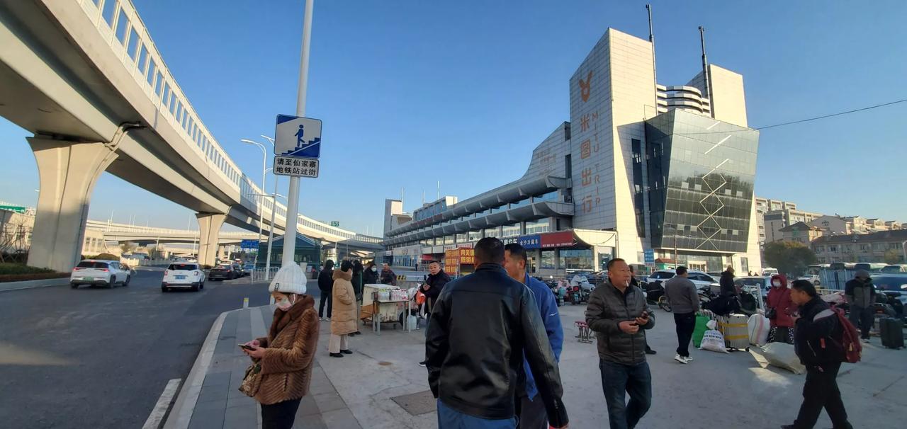 王铎：三到赵村

前天，我又一次回到了赵村。
清晨，从汽车北站一下车，我就开始一