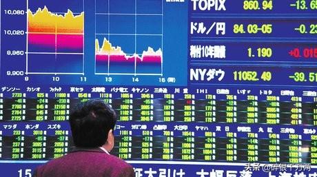 几十年了，日本每次经济危机都能翻身。

可到了这一次，日元出现了持续贬值的情况，