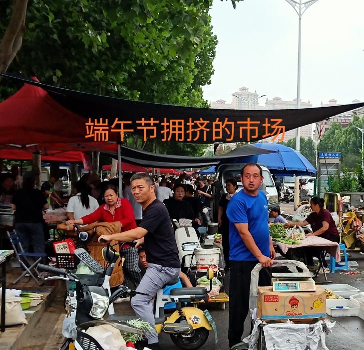 昨天早上拥挤不堪的菜市场，今早却变得冷清起来。有一种‌“曲终人散空愁暮，招屈亭前