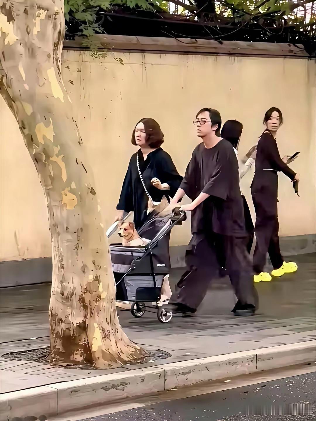 网友:这绝对是亲生的……