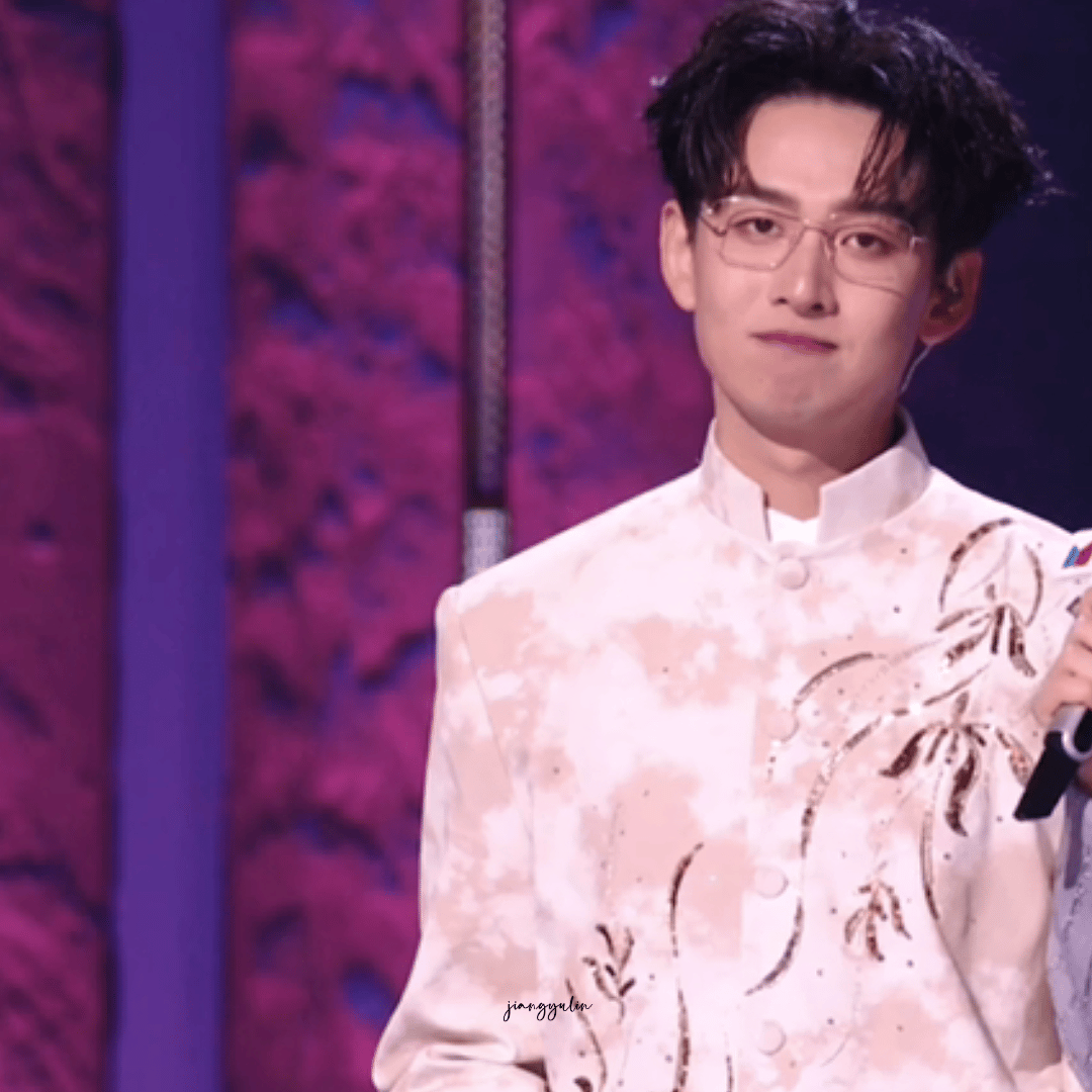 齐思钧表情 他不是没有情绪，是选择把情绪往后放，先把该做的事做完 