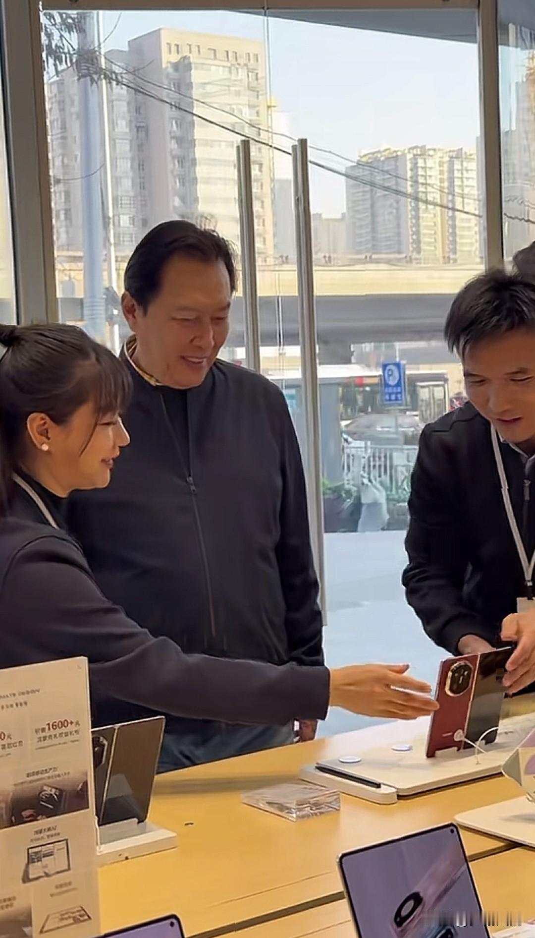 唐国强老师也去买华为mate x7了啊！
诸葛丞相当年要是有了 x7，打个电话给