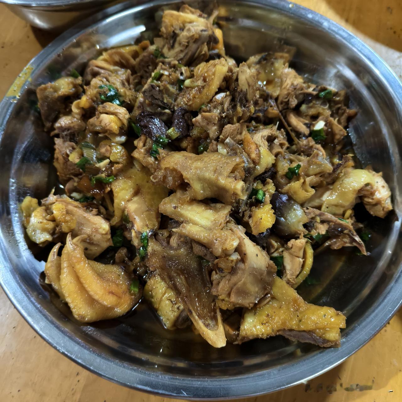 没有想到帅哥的厨艺这么好！昨天晚上三弟兴致勃勃地说要下厨。大弟媳妇说三弟小弟厨艺