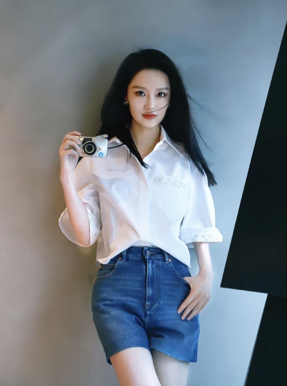 李沁的气质真是出挑！
穿白色衬衫+蓝色牛仔裤短裤，时髦洋气又高级！

李沁身材高