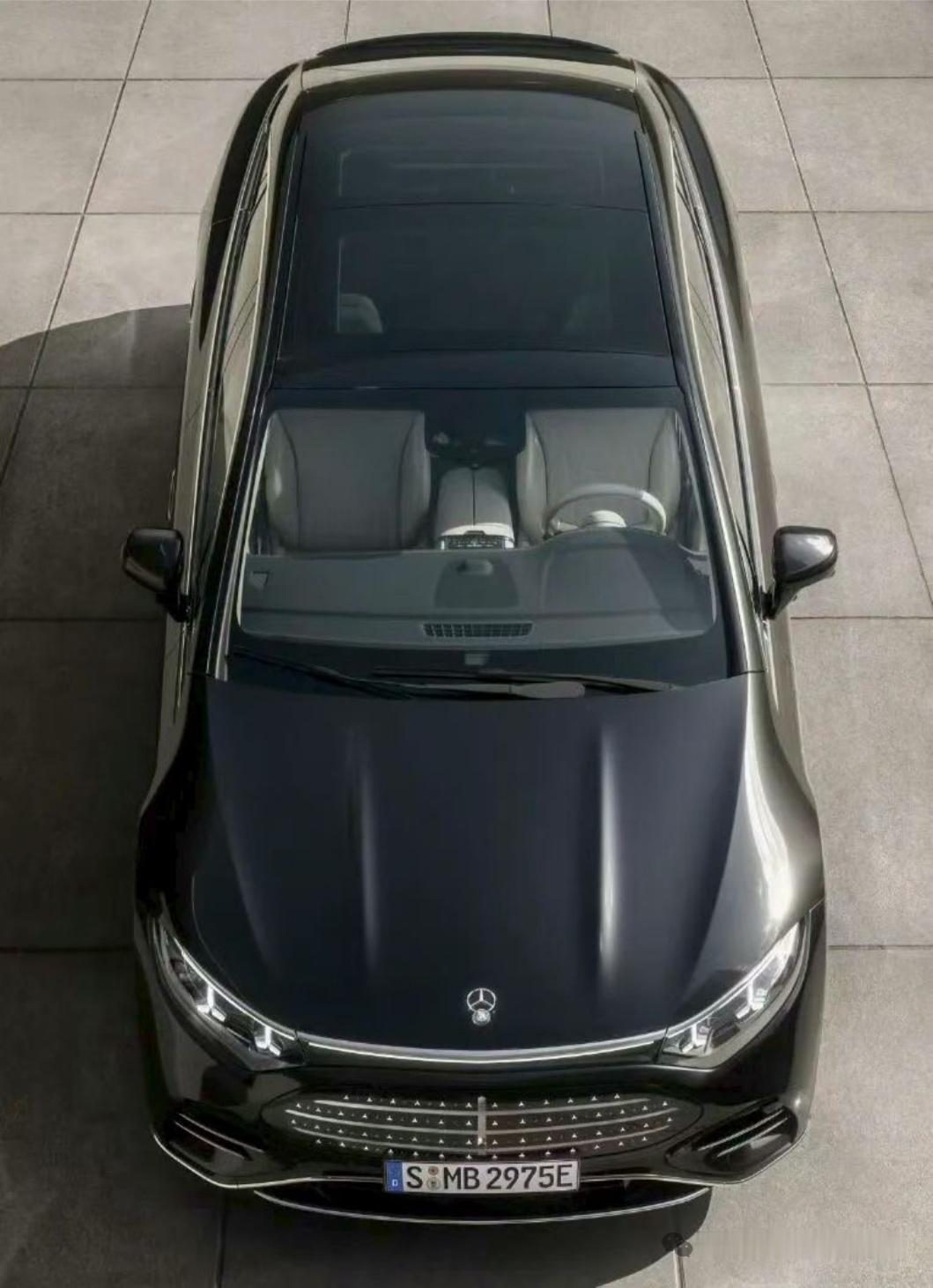 奔驰EQS这格栅……设计策略乱七八糟，糟蹋了他们雇到世界最好的一线设计师。 