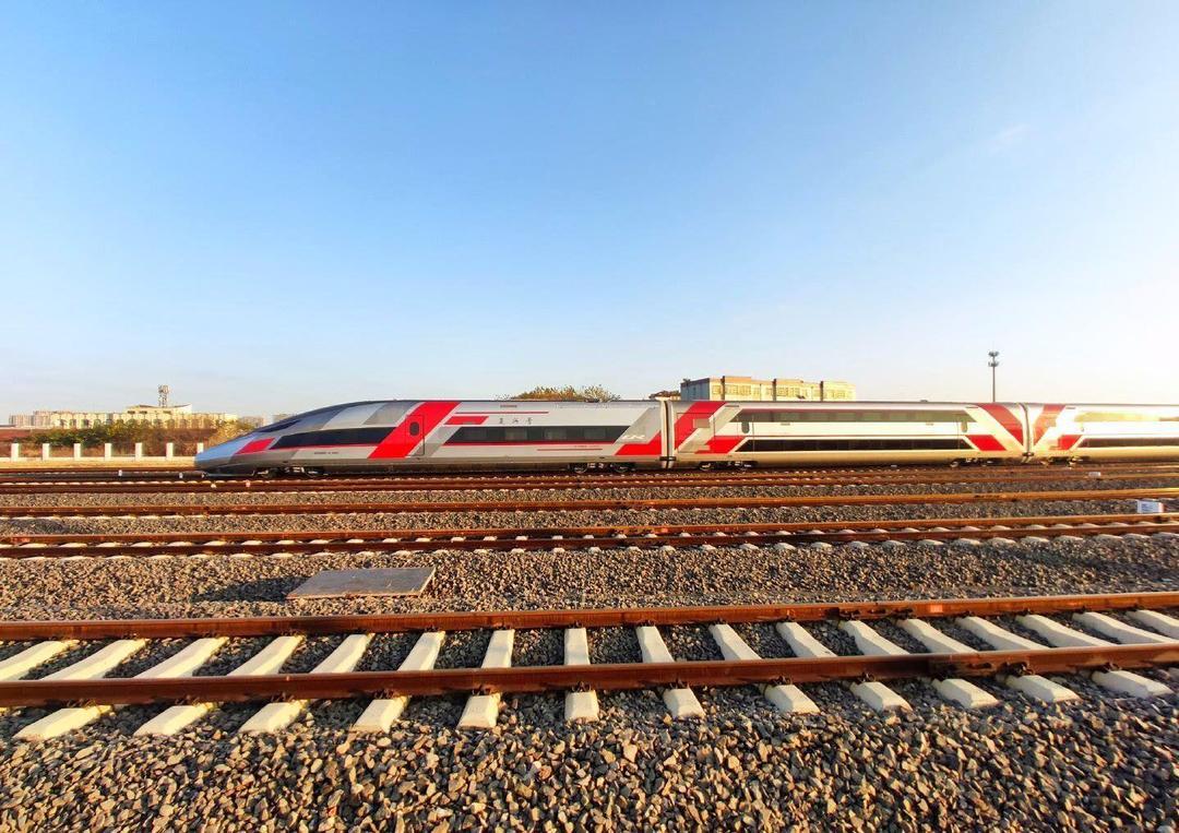 双层高铁还能走多远？
高铁建设投资成本高不假，但中国的高铁网络截至2025年7月