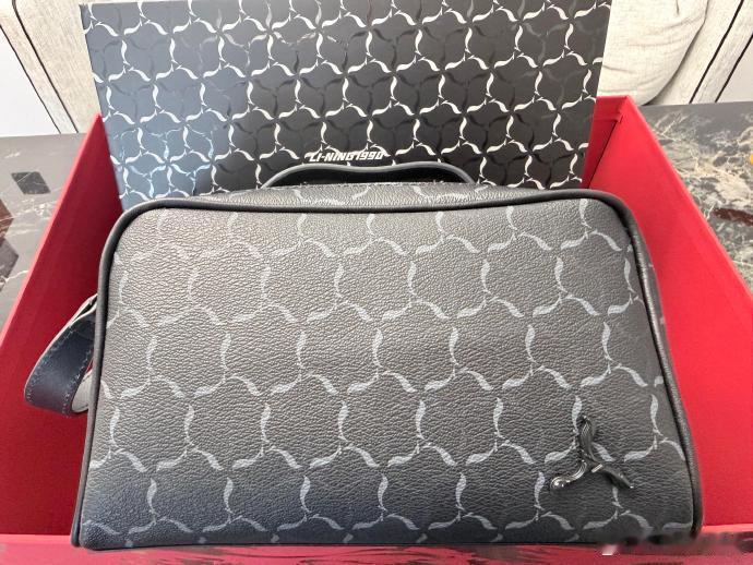 🍠业内博主分享肖战2026工作室的礼盒拆箱！TODS礼盒，NARS大白饼，YS