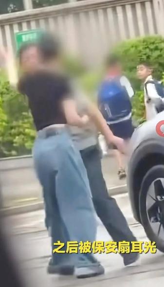 一场街头冲突，狠狠给全网的跟风舆论上了一课！

起初全网一边倒的声讨，随着完整监