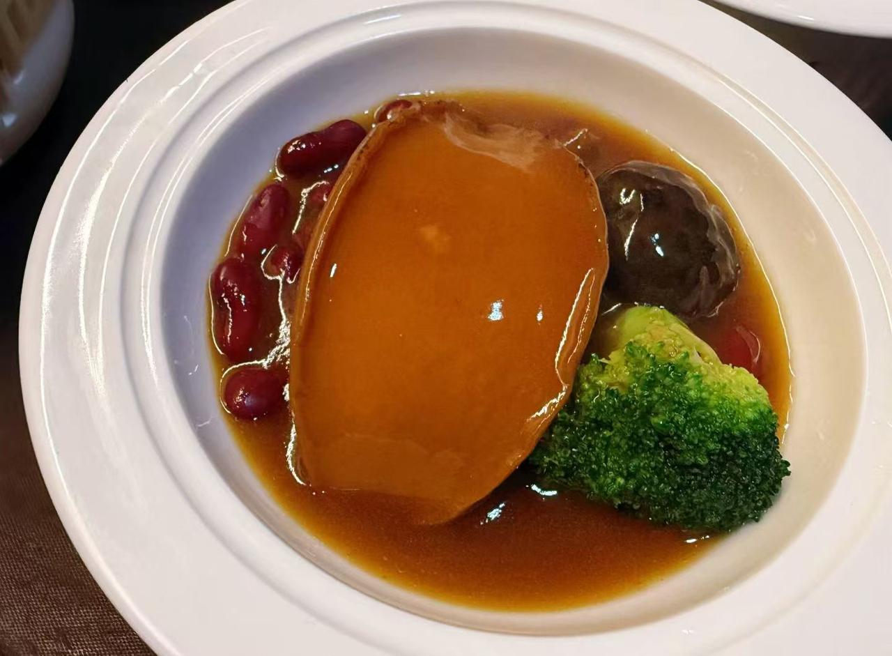 红烧鲍鱼，清蒸西兰花，红绿相映，美味佳肴。