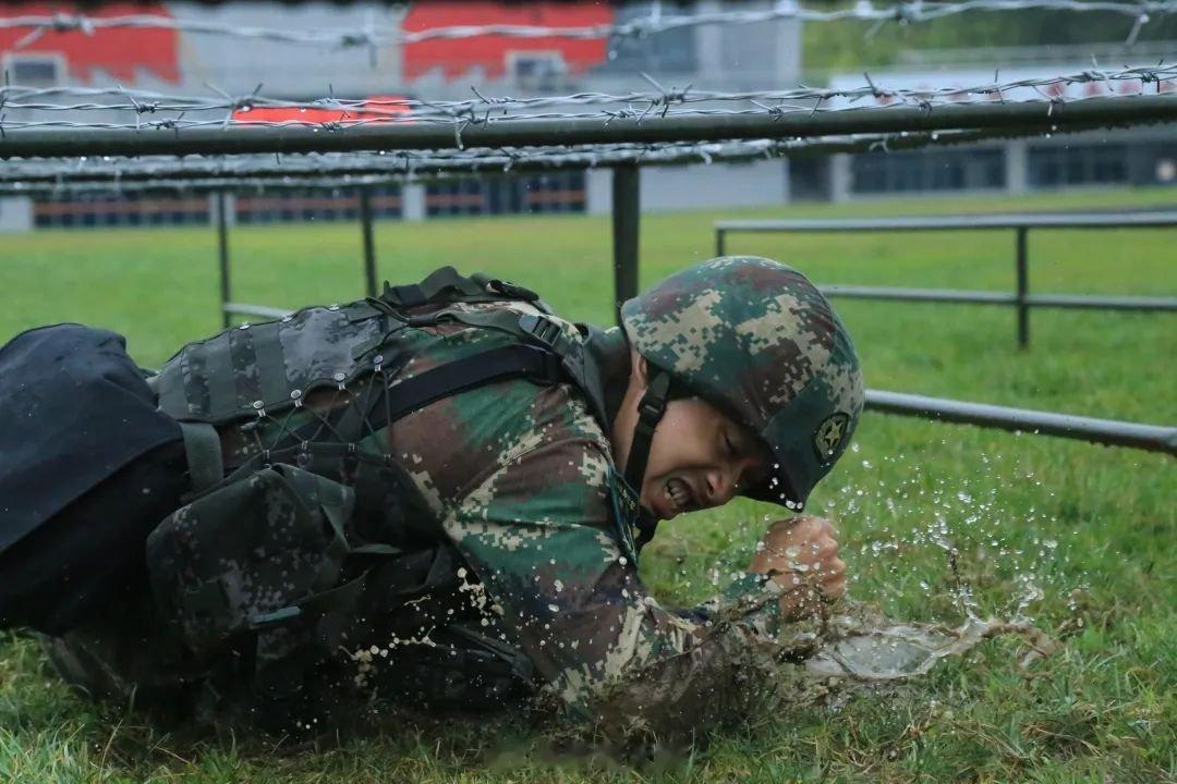 #睡觉是对下雨天的基本尊重#下雨天适合睡觉这句话没毛病，但…忙，是军人的真实写照