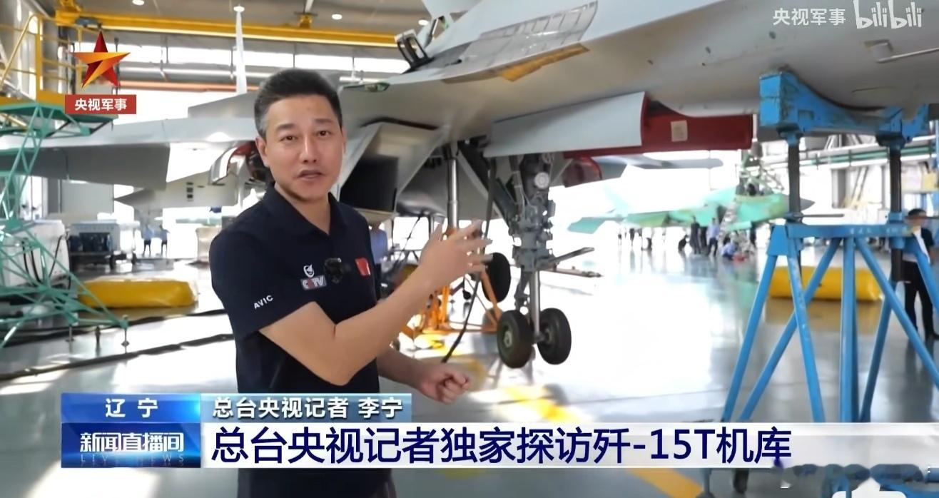 央视传播歼-35都这么特殊，借着歼-15T让我们看漆面还没完全的J-35。 ​​