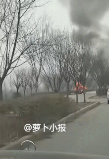 又见汽车“放烟花”。
1月26日网友发布，路遇一辆红色汽车疑似发生自燃，白色火花