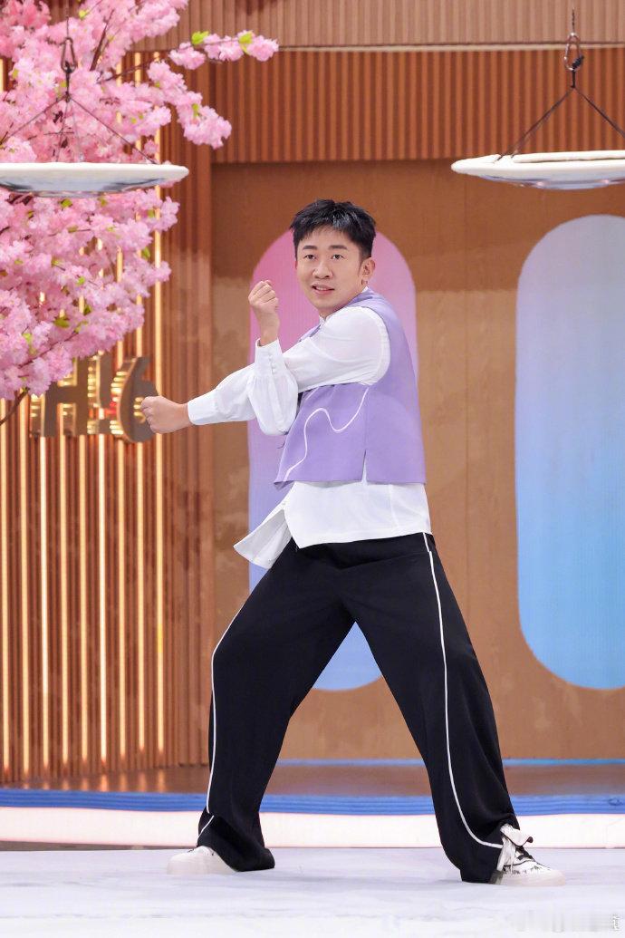 你好星期六全员比武好六全员比武，李雪琴杨迪张颜齐主打一个搞笑输出，泼水环节直接笑