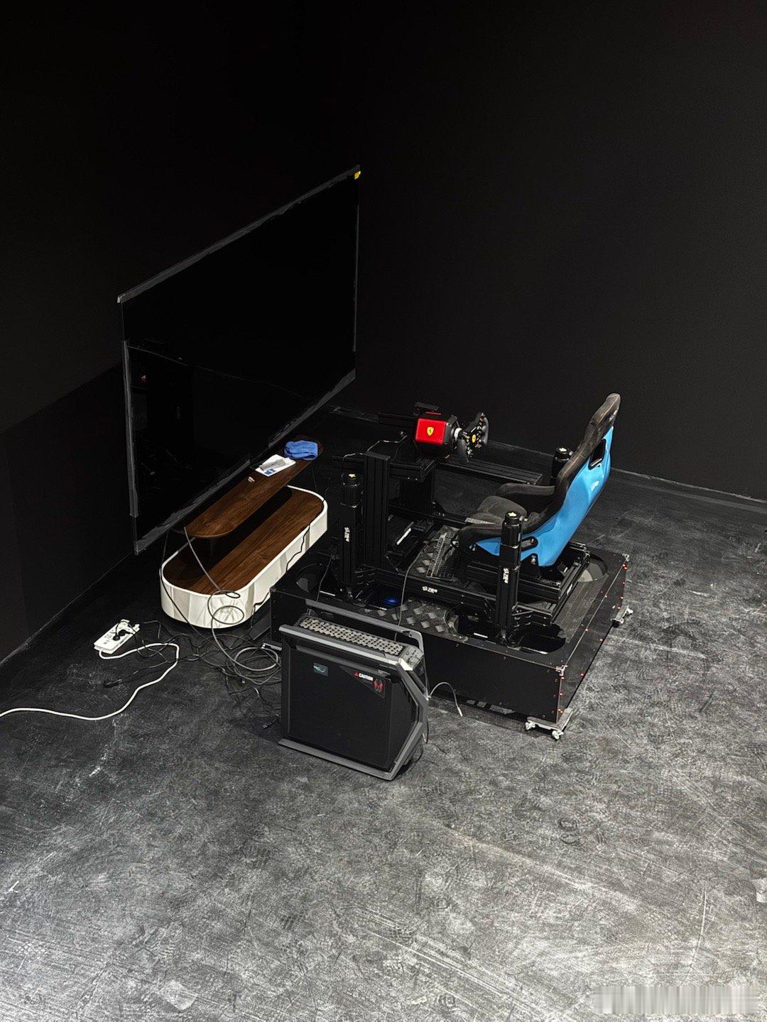 试了下98寸电视玩模拟器，有点爽，剩下几个设备还没到，这个月开业赛车模拟器